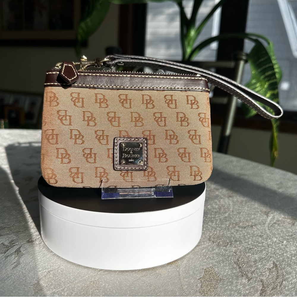 NWOT Dooney & Bourke Monogram Canvas Wristlet detachable strap New! - Picture 10 of 10